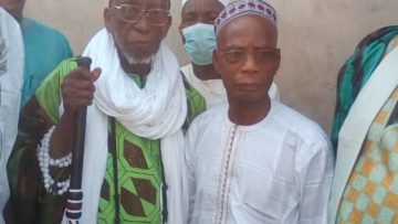 Le donateur El Hadj Bagaté Bolou ( en blanc à droite) en compagnie de l’imam Mamadou Karamoko dit Samekadé tenant la canne ” de la droiture”.