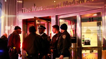 1495825-des-policiers-de-la-ville-de-new-york-montent-la-garde-a-l-entree-du-musee-d-art-moderne-de-new-york-le-12-mars-2022