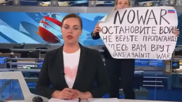 1496162-non-a-la-guerre-ne-croyez-pas-la-propagande-tout-le-monde-ment-peut-on-lire-sur-cette-pancarte-a-la-television-russe