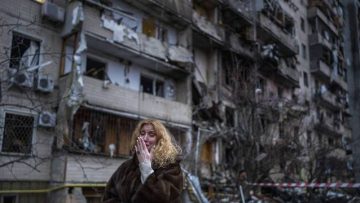 648x360_natali-sevriukova-habitante-kiev-tient-cote-immeuble-detruit-attaque-roquette-contre-ville-kiev-ukraine-vendredi-25-fevrier-2022