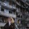 648x360_natali-sevriukova-habitante-kiev-tient-cote-immeuble-detruit-attaque-roquette-contre-ville-kiev-ukraine-vendredi-25-fevrier-2022