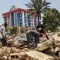 Des hommes récupèrent des métaux sur le chantier de démolition de la cité ministérielle à Conakry