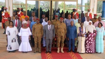 Photo-de-famille-des-membres-du-Gouvernement-et-le-President-du-Faso