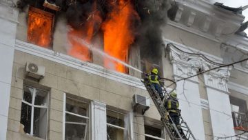 des-pompiers-luttent-contre-un-incendie-dans-le-batiment-du-service-de-securite-regional-sbu-apres-une-frappe-russe-le-2-mars-2022-a-kharkiv_6343382
