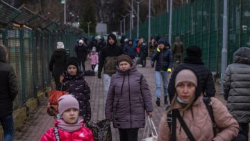 des-ukrainiens-traversent-a-pied-la-frontiere-avec-la-pologne-le-25-fevrier-2022-a-medyka_6342840