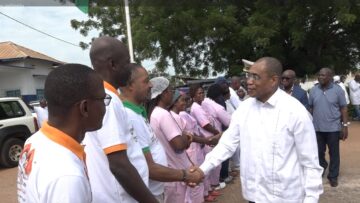 Le ministre Adama Coulibaly saluant Alexandre Loh Guida