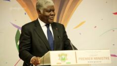 can-2023-ceremonie-de-presentation-du-trophee-de-la-can-2023-au-personnel-d_lr914w9juee