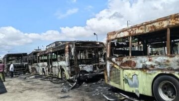 Treize-autobus-de-la-SOTRA-calcines-dans-un-incendie