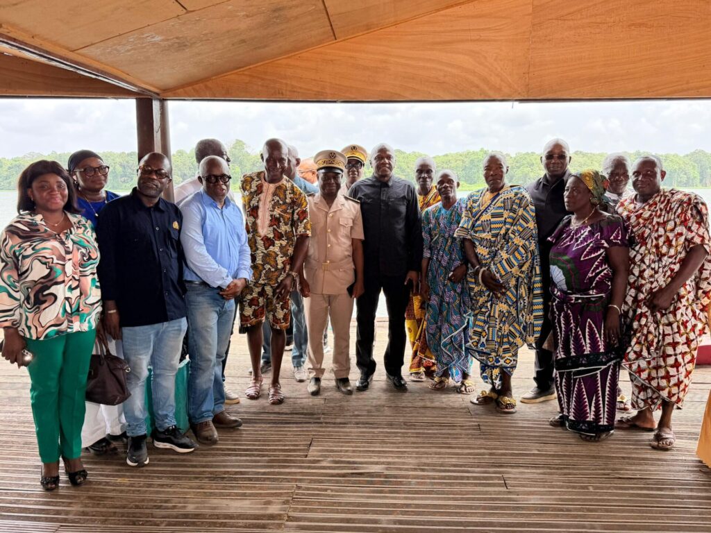 Le ministre de l'Environnement et de la Transition écologique, Abou Bamba, a effectué une visite des travaux de stabilisation du cordon sableux de Lahou-Kpanda.