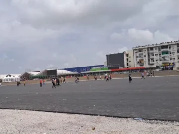 124123-a-yopougon-le-bitumage-de-la-place-ficgayo-ravive-le-clash-entre-ouattara-et-gbagbo (1)